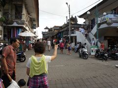 ウブド市街へ。

ここでもやたら紙のおもちゃを買えとしつこく来ます。