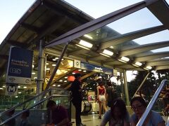 再び電車(MRT)に乗り、ホテルのあるサムヤーン駅に向かいます。