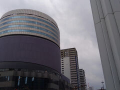 城下の電停の前には、岡山シンフォニービルがあります。誰も見ていない時間にゆっくり回転しています(笑)。