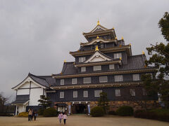苦言を呈してもしょうがないですね。外国人観光客が増えてるんだから。

さて、ここはOKAYAMA CASTLEです。いっそのこと、天守閣に「OKAYAMA CASTLE」って電光掲示板でもつけたら外国の皆さんにもわかりやすいと思います(笑)。