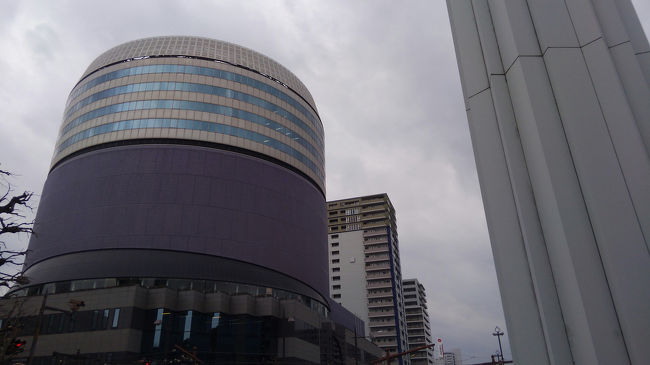 城下の電停の前には、岡山シンフォニービルがあります。誰も見ていない時間にゆっくり回転しています(笑)。