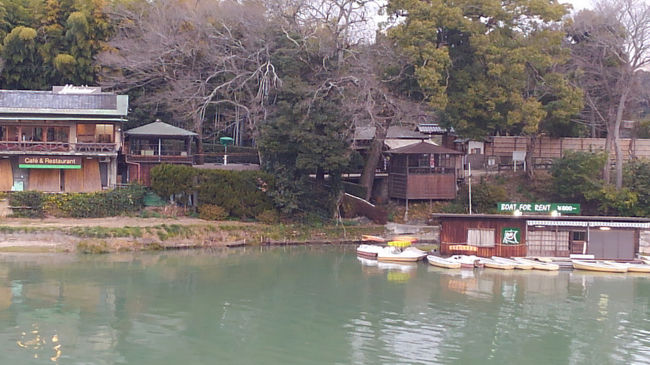 えー、写真をクリックして大きくしてご覧いただきたいのですが、岡山後楽園や岡山城といった誰がどう考えても和のイメージしかない観光地も、今やまるでニューヨークの日本コーナーみたいに英語表記がででーんと。風情もなにもなくなりますね。逆になんちゃって感が漂います。