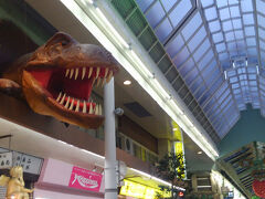 上を向いて歩こう〜表町商店街。ガオー。