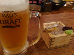 その岡山タカシマヤからほど近い、「三枚目! 貝柱海老蔵」という名前のお店で晩ごはんを。

お通しで出てきたのは、なななななんと！クルマエビの活造り。触るとウネウネ動いています。そりゃそうですね、活造りですから。残酷にも頭と胴を…

…残酷すぎて言えない(泣)。