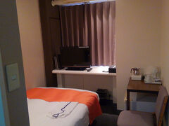 6階の68号室があてがわれました。2ケタの部屋番号って珍しいですよね。正直いって、狭いです。ご覧のとおり、ビジネスデスクもありません。

岡山駅から近いという利点があるから、ま、いっか。