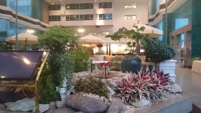 入り口を入るとすぐにラウンジがあります。<br /><br />広くは無いけれども、雰囲気は悪くないです。<br /><br />どことなくマリーナベイサンズを思い出す雰囲気。(全然規模も格も違うけど…)<br />