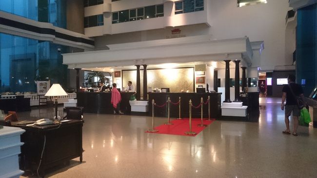 レセプション。<br /><br />とも太達が到着した時は混雑もなくスムーズにチェックインできました。<br /><br />今回もエクスペディアで予約しましたが、リクエストも(喫煙ルーム)きちんと伝わっていました。<br /><br />喫煙ルームがあるのも今回このホテルにした大きなポイント。<br /><br /><br />英語のスタッフしかいなかったけれどもていねいに対応してくれて何も問題はありませんでした。<br /><br />チェックイン時にデポジットでカードが必要です。