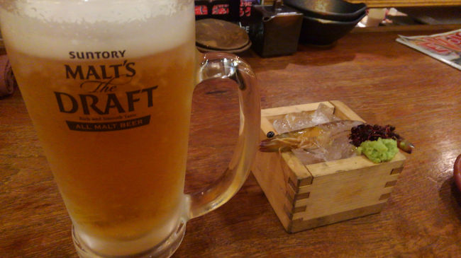 その岡山タカシマヤからほど近い、「三枚目! 貝柱海老蔵」という名前のお店で晩ごはんを。<br /><br />お通しで出てきたのは、なななななんと！クルマエビの活造り。触るとウネウネ動いています。そりゃそうですね、活造りですから。残酷にも頭と胴を…<br /><br />…残酷すぎて言えない(泣)。