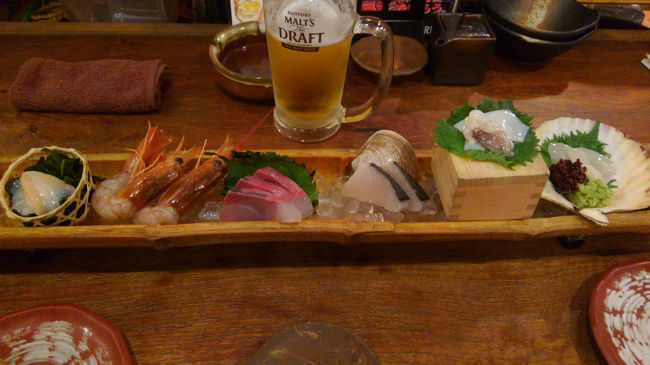 お造り盛り合わせ、2〜3人前をおひとりさまで。<br /><br />ツブ貝、赤エビ、カンパチ、サワラのたたき、イカ、ホタテです。器が長い。ぎりぎりフレームに収まりました。