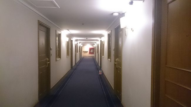 エレベーターを降りると左右に長い廊下。<br /><br />とも太達のお部屋は一番奥でした。