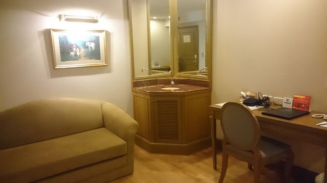 全室スィートというコンセプトのホテルらしい。<br /><br />部屋に入るとまずリビングスペース。<br />ソファーとテーブルと椅子1脚、水道まである。<br />でも、TVがない(*_*)