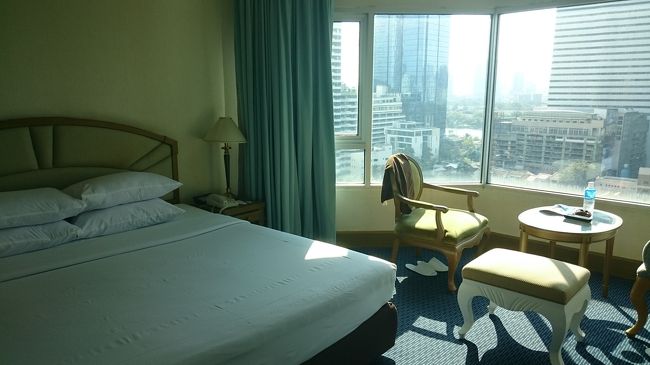 奥に進むとベッドルーム。<br />なかなかの眺望(о´∀`о)<br /><br />広いし、申し分無し！<br />TVはここにありました。<br />なので、結局リビングからテーブルと椅子を持ってきて、窓際に設置。<br /><br />せっかく2部屋あるのに、貧乏性みたい(^_^;)))<br /><br />設備は古いし、綺麗とはお世辞にも言えないけれども、でも値段と立地を考えたらコスパ高い！