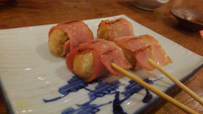 ビールがなくなったので地酒を注文し、あわせて、岡山県産のマッシュルームとベーコンの串焼きを注文しマッシュ。