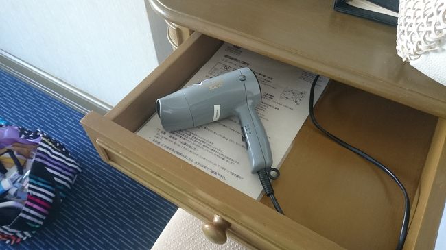 ドライヤーがなくてレセプションに電話してしまいました。<br /><br />ベッドルームの鏡の前の机の中にありますよと言われ、開けたらあった(^_^;)))<br /><br />バスルームにあるほうが便利なんだけどな〜。