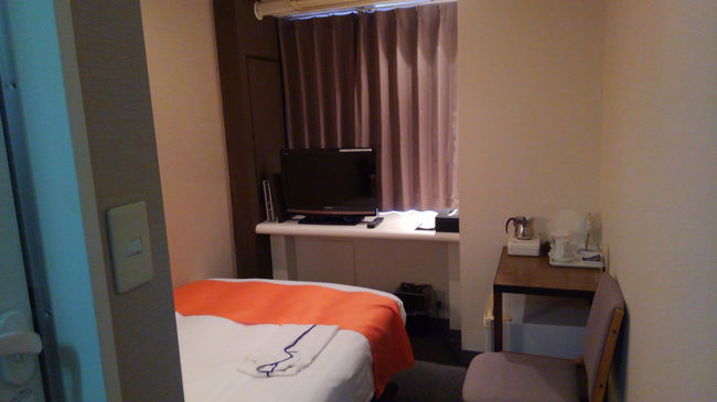 6階の68号室があてがわれました。2ケタの部屋番号って珍しいですよね。正直いって、狭いです。ご覧のとおり、ビジネスデスクもありません。<br /><br />岡山駅から近いという利点があるから、ま、いっか。