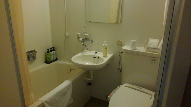 ユニットバスもいたってフツーです。DHCのアメニティが置かれていました。<br /><br />ホテルの部屋に戻ってからも、缶チューハイやカップ麺など…どんだけ食べるねん。<br /><br />さんざん食べたら、おやすみなさい。
