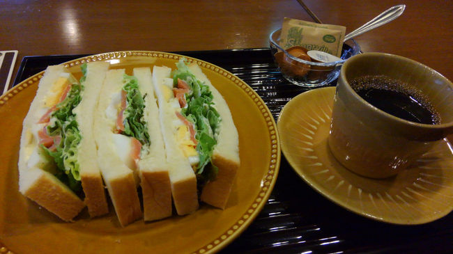 おはようございます。ひとつ前のコマで寝たと思ったら、もう月曜日の朝です。時間の流れの速さにはクラクラいたします。<br /><br />朝食は数種から選べますが、スモークサーモンサンドイッチを。なんたって、ワタクシ、サーモンがサンドの飯より好きですから。