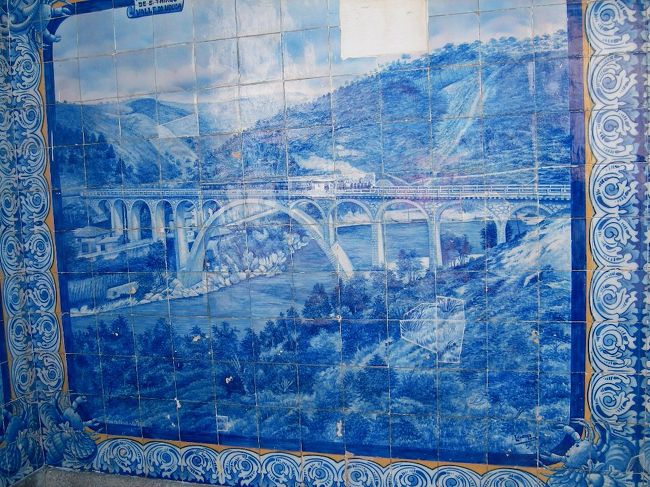 　駅舎内部のタイル。