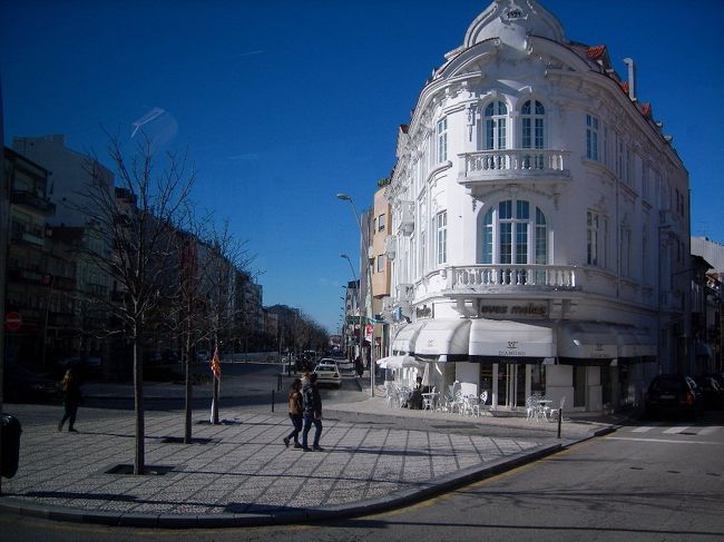 　駅前の建物だ。とにかくどこでも絵になる。歴史という重みの格調高い建造物が目につく。そして真っ青な空、よく晴れた。また飛行機雲が生える日になった。