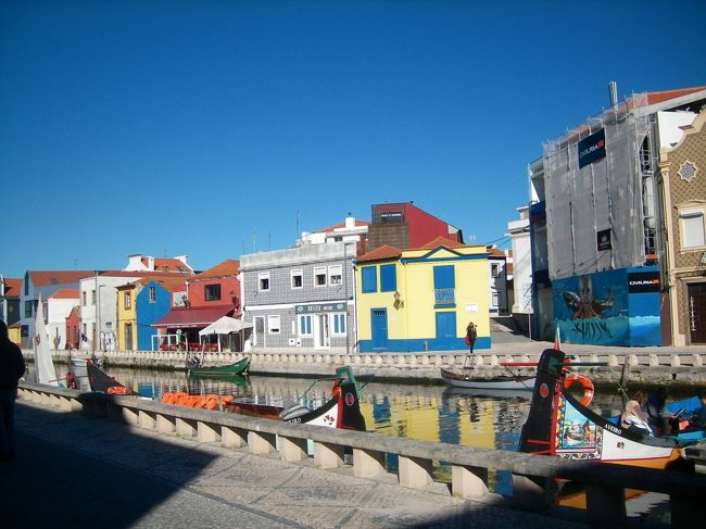 　すこし駅から外れると、またカラフルな街並みになる。