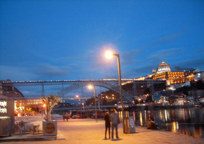 　有名な橋。すこしピンボケなので愛嬌かも。とにかくきれいだ。