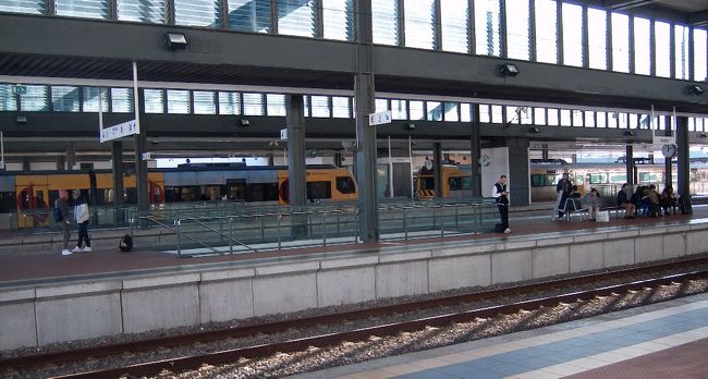 　アベイロの駅舎から中へ入ると、そこは現代のホームと現代の列車が並ぶ。時間を乗り越えてしまったみたいにかんずるのは、駅舎のイメージが古いからだろう。