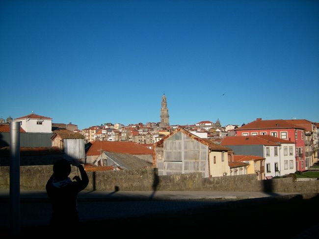 　ポルト市内をサンフランシスコ教会からみる。空が真っ青だ。