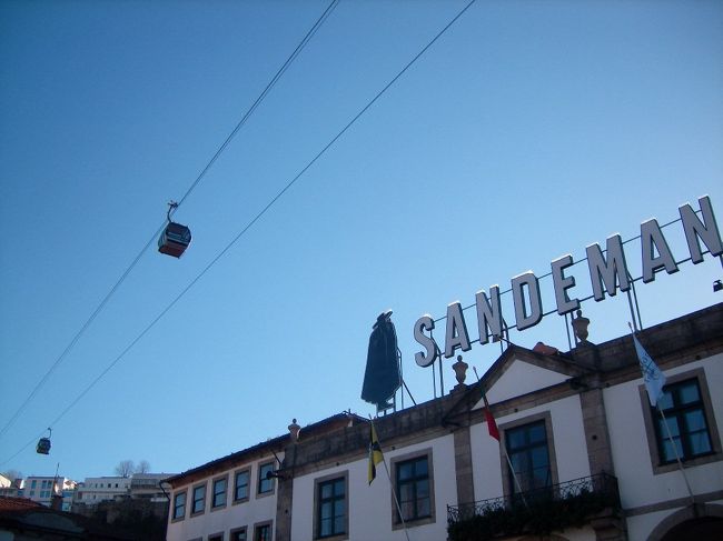 　そのゴンドラはワインセラーの真上を移動している。しかし距離もないからあんまり乗る価値ないかも。<br />　ひねくれ者の僕はこのワインセラーでシェリー酒を見つけて購入した。なんでって、食前酒としては好きだからだ。