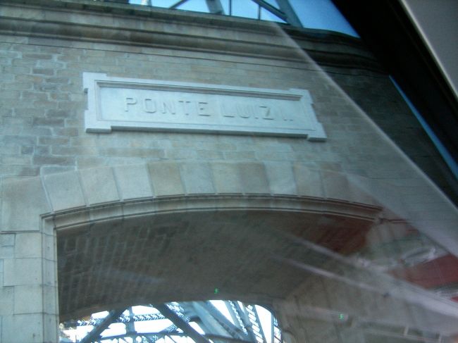 　ドンルイス一世橋の車用道路の入り口。バスからとったものなのでぶれてるかも。