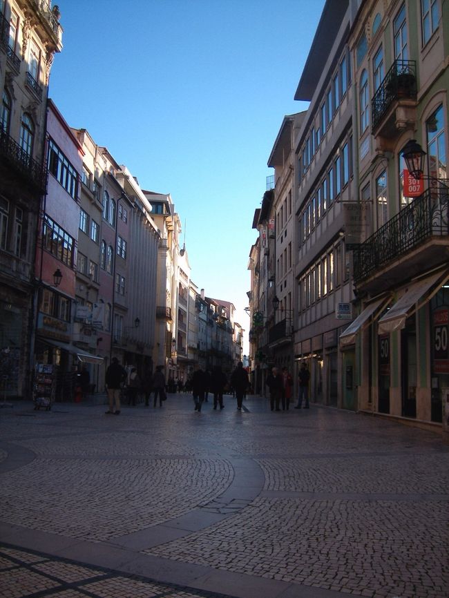 　ここももちろん石畳み。どこでも絵になるポルトガル。お土産にと散策したけど、購入はしなかった。