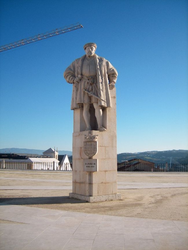 　大学の創設者らしい。しかし、左側にはクレーンの頭が見えているのでなかなか改築工事も頻繁らしい。