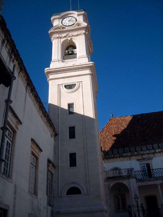 　大学の教会、鐘の音が町中に響く。