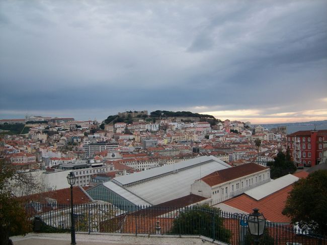 　翌日、リスボン市内観光となりました。土曜日なので、先に高台を散策、大聖堂のミサとぶつからないように工夫したようです。川が見える。<br />　この河口は海とは決して言わないそうです。向こう岸が見えないくらい広い河口ですが、海と言わないのはこの流域がポルトガルの川域であり、主権がポルトガルにあるという主張なんだろうと予想しました。
