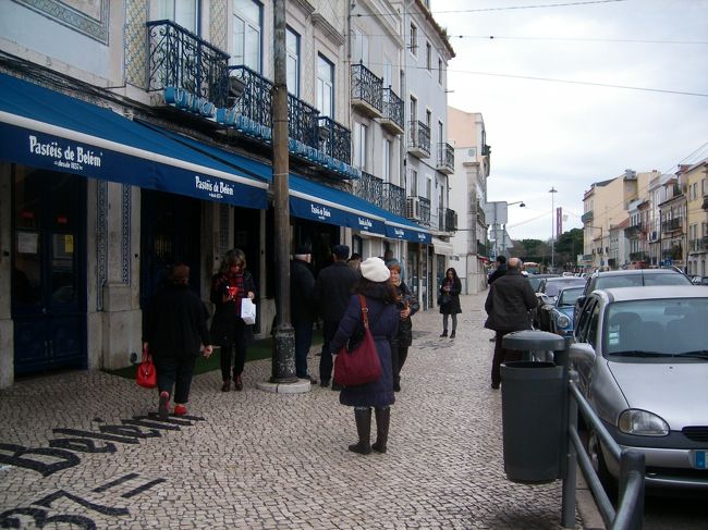 　そして、有名なエッグタルトの店でならんで購入。確かにうまい、とろけるようないい味でした。