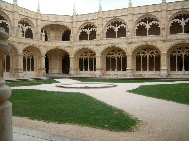 中庭の美しさも絶品。細工がいっぱい・・。