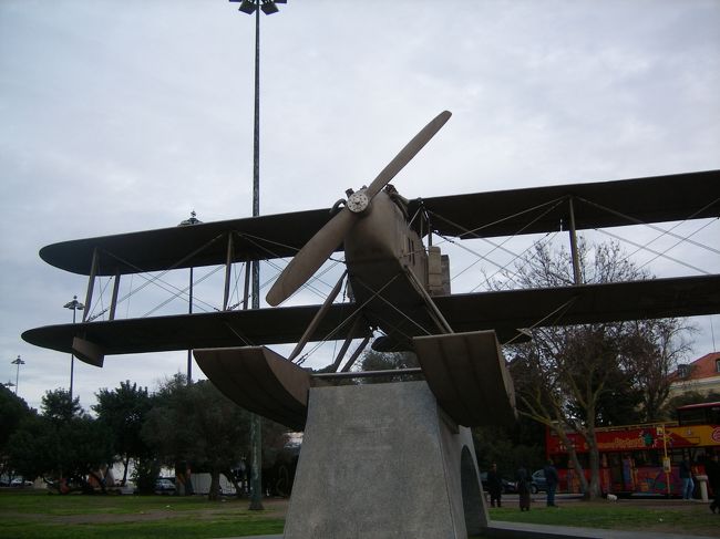 　発見のモニュメントの公園にある、大西洋横断した飛行機だそうです。