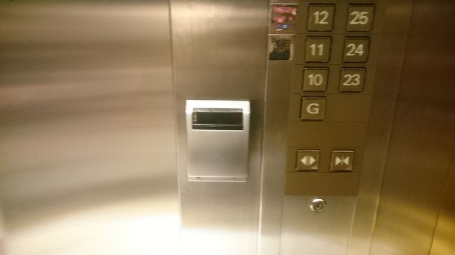 カードキーを挿さないと、上の階のボタンが押せないシステム。<br /><br />これもマリーナベイサンズと同じ(^_^;)))<br /><br />このエレベーター超高速で、16階まであっという間！