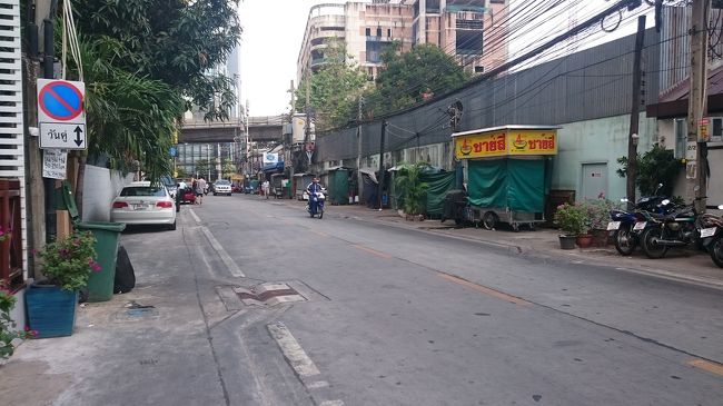 ホテル外には屋台も。<br />撮影時はお昼前なので開店していませんが、夕方近くなると営業が始まります。そして、12時位まではやっているので、夜お腹が空いた時とか便利♪<br /><br /><br /><br />駅までも徒歩圏内だし、コンビニも近いし、屋台もあって立地はは申し分無し。プールも良し！コスパ最高！！<br />またバンコクに来るときには、このホテルにしようと思いました。<br /><br />