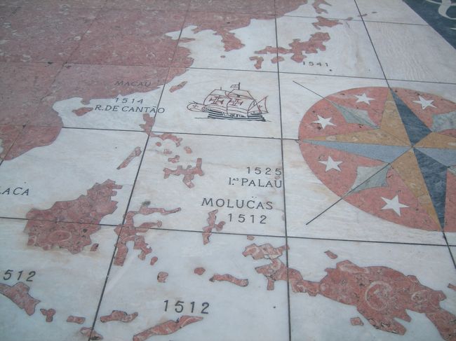 　そして地面の広大な世界地図。発見した年号が記載されています。