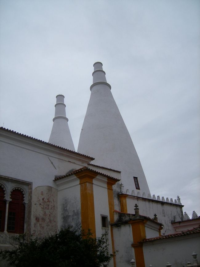 　そして午後はシントラへ。その先にはロカ岬があります。<br />この王宮は、避暑で利用していたとのはなしです。しかし、この日本の煙突は料理をする調理場の煙を出す目的だったようです。すごい料理場でした。