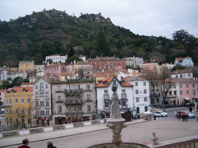 その王宮から町を。山の上には砦のような跡があります。時代の違う役割を背負ったものが混在して存在する。西欧の歴史は恐れ入ります。