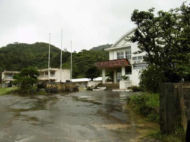 道なりに車を走らせて行ったら、「白浜小学校」に行き着いた。<br />この日は土曜日だったので、学校はお休みかな？現在工事中でしたよ。<br />小学校の先は行き止まりでした。