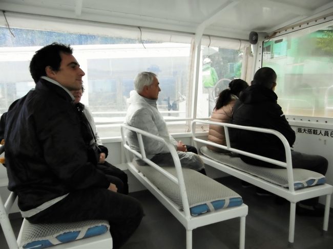 乗船したのは、私たちと同じくらいの？ご夫婦。<br />勝手にイタリア人と決めた外国人３人。<br />写真には写っていませんが、小さな子どもを連れた若い夫婦。<br />ここに私たちをいれて、総勢１０人で出発。<br />