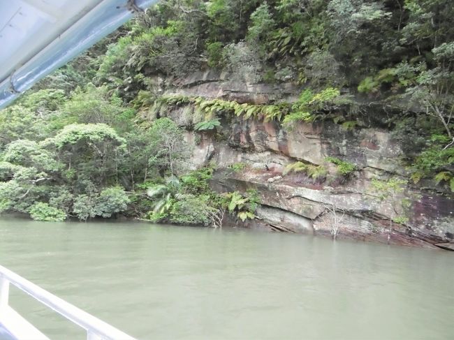 軍艦岩と呼ばれる大きな岩のある船着き場に着いたが、その大岩の写真を撮りそびれてしまった。<br /><br />ここで船を下りたのが、私たち二人とイタリア人（たぶん？）三人の計五人だった。<br />彼らも歩くのなら心強いと、内心思った。