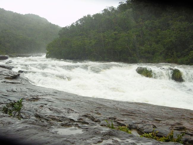 でも苦労した甲斐あって、「カンビレーの滝」はすぐ近くで轟音を聞くことが出来た。