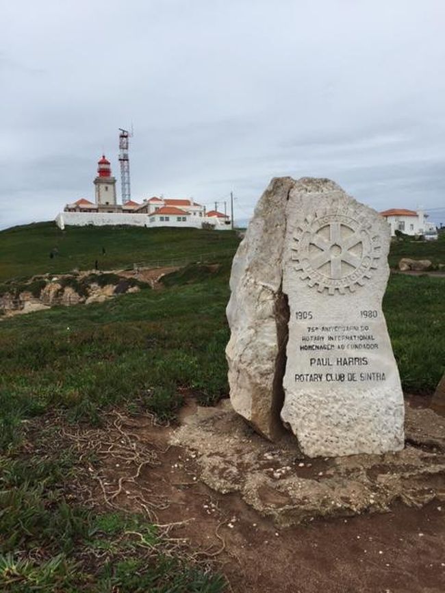 　その文言を書いた碑。灯台は現役だそうです。レーダーサイトもあるようです。