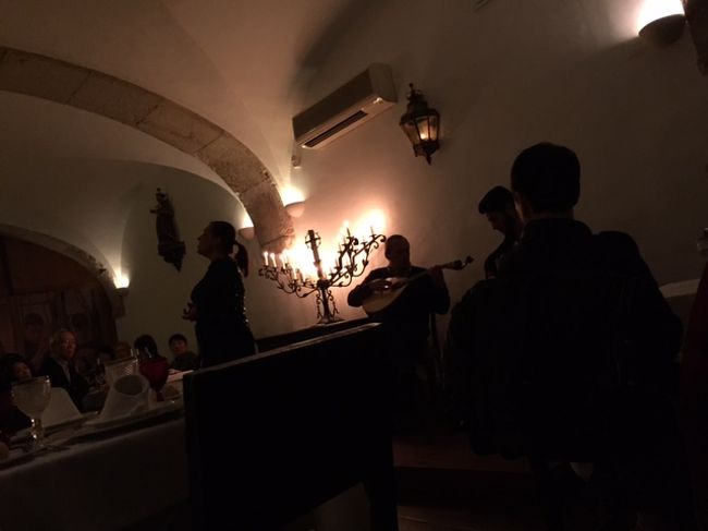 　リスボンへ、夜はファドショーを満喫。食事をして楽しめました。