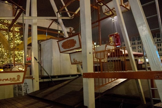 実際に動いていると恐怖におののく観覧車ですが、今日はなんだか悲しそうです。