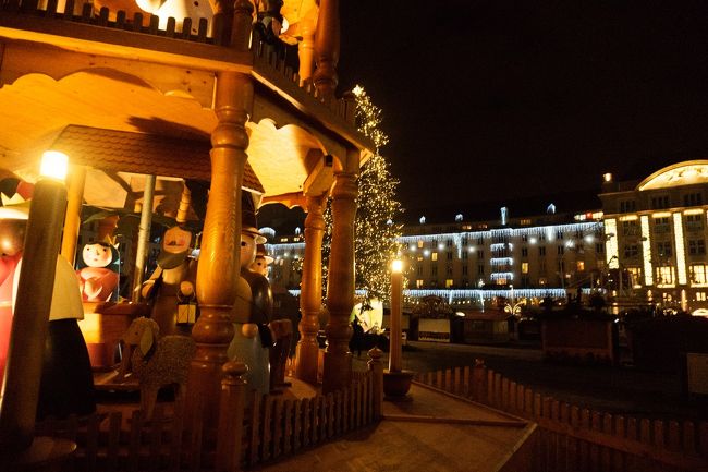 有名な市庁舎前のクリスマスマーケットももしかしてまだ開いてる！？