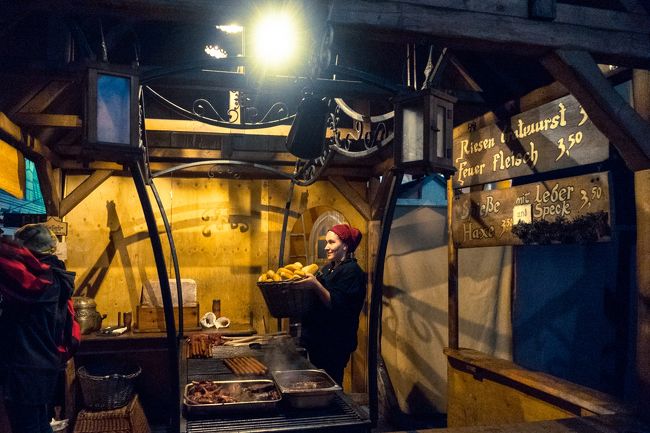 パンを焼くお姉さん。